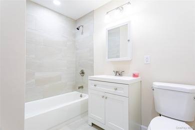 Move right into this renovated, Townhouse, with 2-bedrooms, 1.5 - photo 21