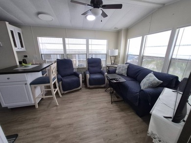 Charming Renovated 1986 DRE Mobile Home in , Largo This - photo 2