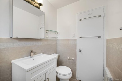 Beautiful 2 Bedroom Upper Unit in Desirable Windsor Oaks. This - photo 14