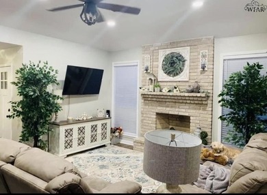Updated 3 bedroom, 2 bath Country Club home on a corner lot! The - photo 3