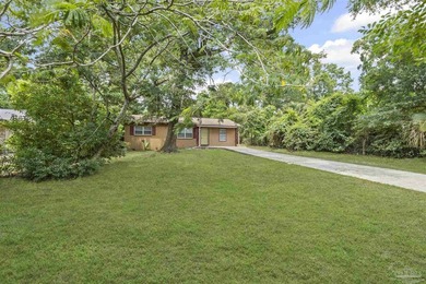 Well maintained solid block home on over 1/5 acre with beautiful - photo 2