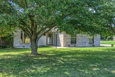 Welcome to this beautiful 3-bedroom, 2-bath, brick home that - photo 3