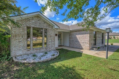 Welcome to this beautiful 3-bedroom, 2-bath, brick home that - photo 4