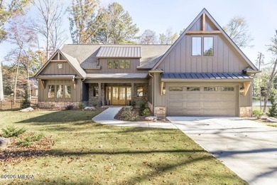 Lake Front Living at its Best!! Fully Furnished Stunning Newly - photo 3