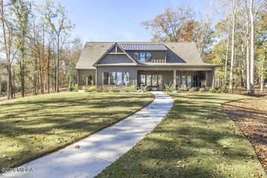 Lake Front Living at its Best!! Fully Furnished Stunning Newly - photo 4