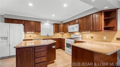 MOTIVATED SELLER-PRICE IMPROVED! The location on this 3 bed 2 - photo 4
