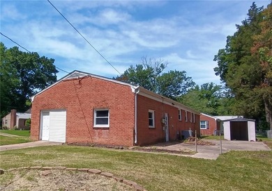 Charming brick ranch situated on a cul-de-sac with a - photo 30