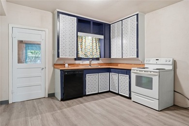 Don't miss out on this charming 2-bdrm,1 bath cottage peacefully - photo 12