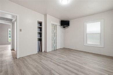 Don't miss out on this charming 2-bdrm,1 bath cottage peacefully - photo 16