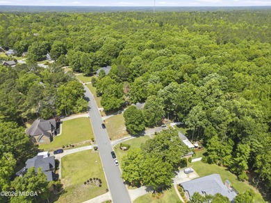 Tucked away in the desirable Barrington Hall golf course - photo 4