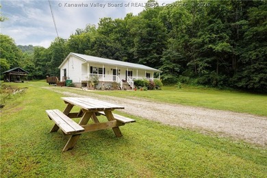 PEACEFUL, PRIVATE COUNTRY SETTING ON 1.2 ACRES IN POCA! THIS - photo 3