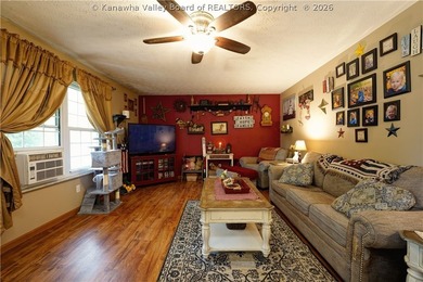 PEACEFUL, PRIVATE COUNTRY SETTING ON 1.2 ACRES IN POCA! THIS - photo 4
