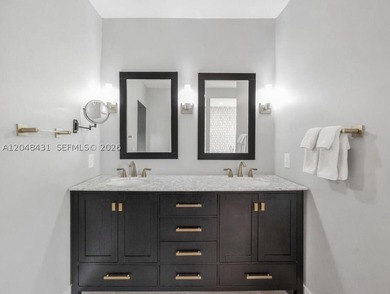 Mid-century modern 4bed/4bath pool home on oversized corner lot - photo 17