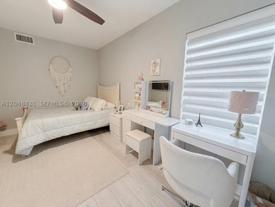 Mid-century modern 4bed/4bath pool home on oversized corner lot - photo 20