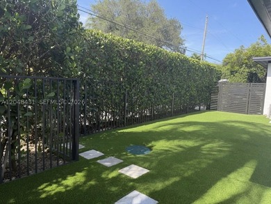 Mid-century modern 4bed/4bath pool home on oversized corner lot - photo 28
