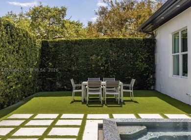 Mid-century modern 4bed/4bath pool home on oversized corner lot - photo 29
