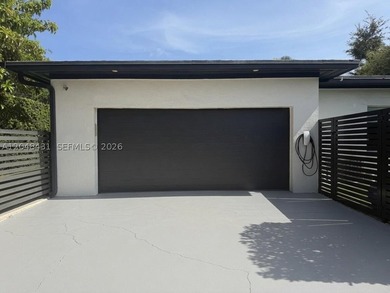 Mid-century modern 4bed/4bath pool home on oversized corner lot - photo 32