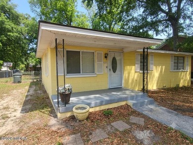 Charming 3 bedroom, 2 bath home full of potential! Perfect for a - photo 1