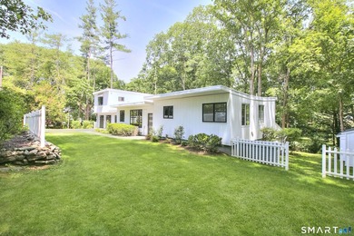 This is a truly must-see home! A modernized Mid-Century - photo 1