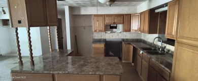 Unlock the potential of this 3-bedroom, 2-bathroom home nestled - photo 15
