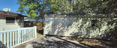 Unlock the potential of this 3-bedroom, 2-bathroom home nestled - photo 20