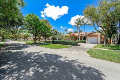 Spectacular Custom-Built Corner Pool Home in Adorable Miami - photo 3