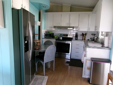 Spacious and well-maintained, this inviting home offers comfort - photo 4