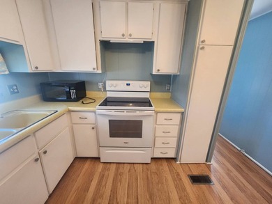 Welcome to this adorable manufactured home in desirable 4 - photo 4