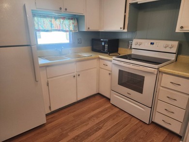 Welcome to this adorable manufactured home in desirable 4 - photo 5