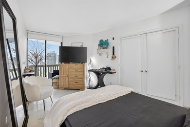 HIGH FLOOR 2 BED /2 BATH UNIT WITH TILE FLOORS THROUGHOUT - photo 13