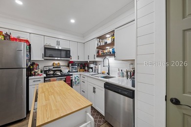 Welcome to this gorgeous renovated 2BD/1.5BA second-floor flat - photo 11