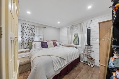 Welcome to this gorgeous renovated 2BD/1.5BA second-floor flat - photo 13