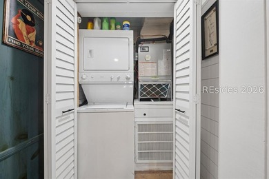 Welcome to this gorgeous renovated 2BD/1.5BA second-floor flat - photo 20