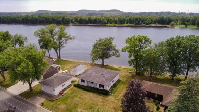 Mississippi River Home For Sale in Cassville Wisconsin