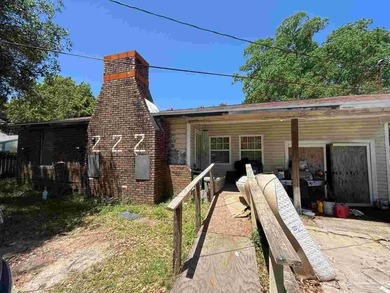 Opportunity knocks in Pensacola! This 3-bedroom, 1-bath home - photo 3