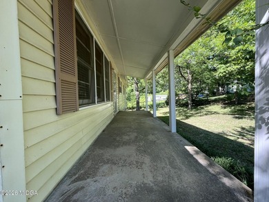 Welcome home to this 3 bedroom, 1.5 bath home tucked away on a - photo 3