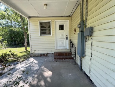 Welcome home to this 3 bedroom, 1.5 bath home tucked away on a - photo 4