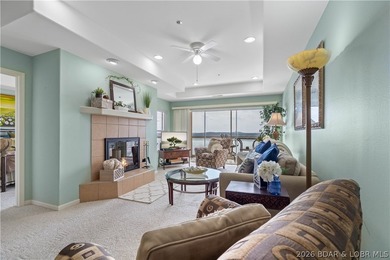 Enjoy easy lake living from this well-maintained, fully - photo 2