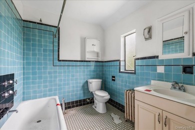 Bring your vision and creativity to this spacious Tudor-style - photo 12