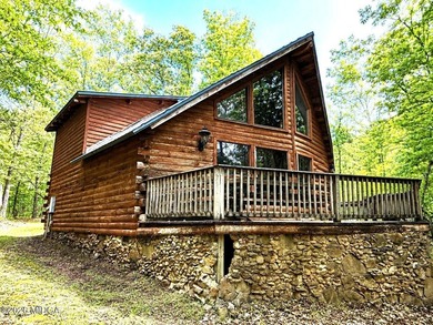 Tucked away on a private wooded setting just minutes from Lake - photo 1