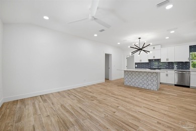 Custom coastal retreat in Gulf Breeze! This thoughtfully - photo 4