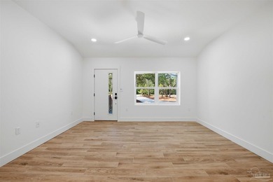 Custom coastal retreat in Gulf Breeze! This thoughtfully - photo 7