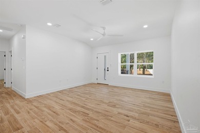 Custom coastal retreat in Gulf Breeze! This thoughtfully - photo 8