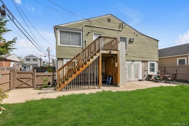 Welcome to 27 Edwin Court. A charming bungalow set on a rare - photo 1