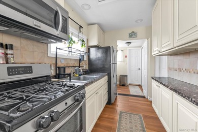 Welcome to 27 Edwin Court. A charming bungalow set on a rare - photo 5