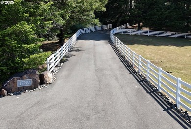 Welcome to this private oasis surrounded by magnificent trees - photo 2