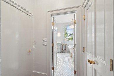 42 South Battery, also known as the Robert Murray House is a