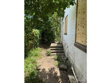 Fix-and-flip opportunity in Pensacola! this vacant 3-bedroom - photo 3