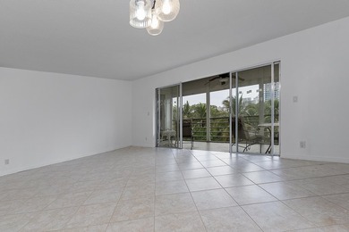 Beautifully renovated 2/2 in the heart of Hallandale Beach, just - photo 11