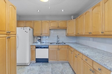 Beautifully renovated 2/2 in the heart of Hallandale Beach, just - photo 25